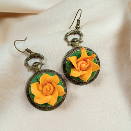 Cercei cu tortiță - Cercei vintage cu trandafiri portocalii din argilă polimerică pe bază bronz antichizat
