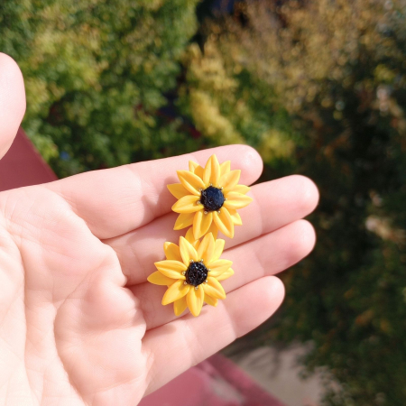 Cercei „Petale de Soare” – Flori Galbene Modelate Manual, Tip Șurub [1]