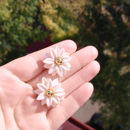 Cercei șurub – flori albe cu centru auriu – argilă polimerică handmade [4]