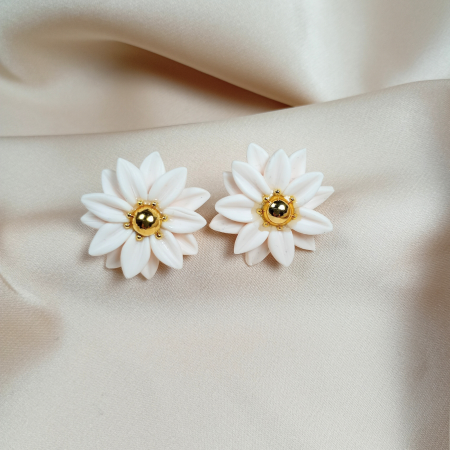 Cercei șurub – flori albe cu centru auriu – argilă polimerică handmade [3]