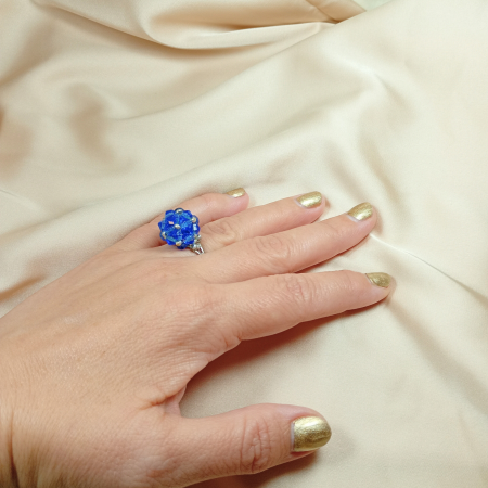 Inel reglabil cu sferă din cristale albastre – biconice din sticlă și mărgele cusute [1]