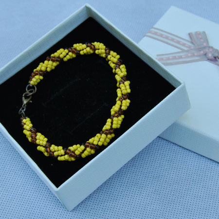 Brățară galbenă din mărgele de sticlă [1]