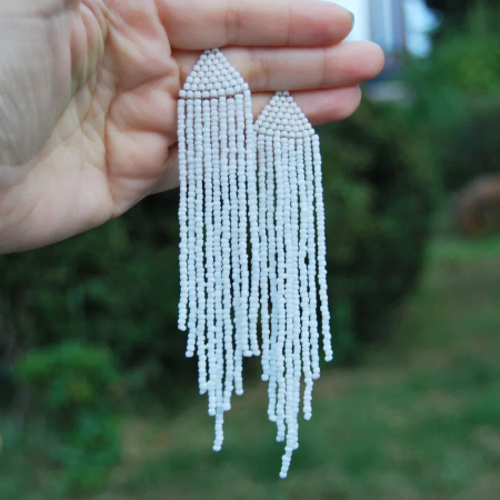Cercei albi, lungi, din mărgele – ideal pentru evenimente  si ţinute luminoase [1]