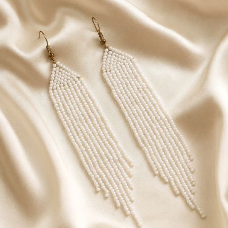 Cercei lungi margele - Cercei albi, lungi, din mărgele – ideal pentru evenimente  si ţinute luminoase
