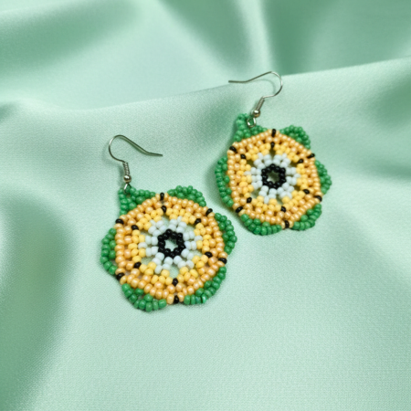 Cercei cu tortiță - Cercei din mărgele TOHO, realizați manual – model floral galben-verde