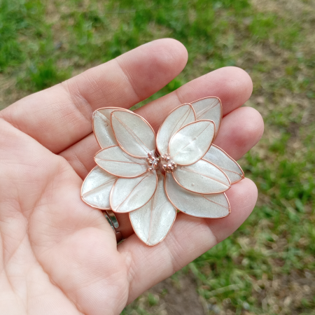 Cercei Florali Albi Handmade – Petale Delicate din Rășină și Cupru [1]