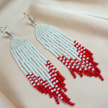 Cercei lungi margele - Cercei handmade lungi din mărgele de sticlă alb-roșu – model dangle elegant, 10.9 cm