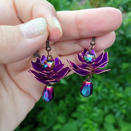 Cercei Lotus Mov Handmade – Flori Fantasy din Rășină și Cristale Iridescente [0]