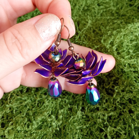 Cercei Lotus Mov Handmade – Flori Fantasy din Rășină și Cristale Iridescente [5]