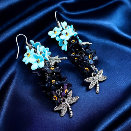 Cercei cu tortiță - Cercei lungi albastri cu detalii florale – cadou ideal