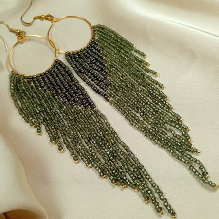 Cercei lungi cu franjuri gri metalizat din margele de sticla pe cerc auriu [3]