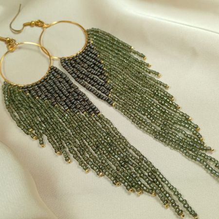 Cercei lungi margele - Cercei lungi cu franjuri gri metalizat din margele de sticla pe cerc auriu