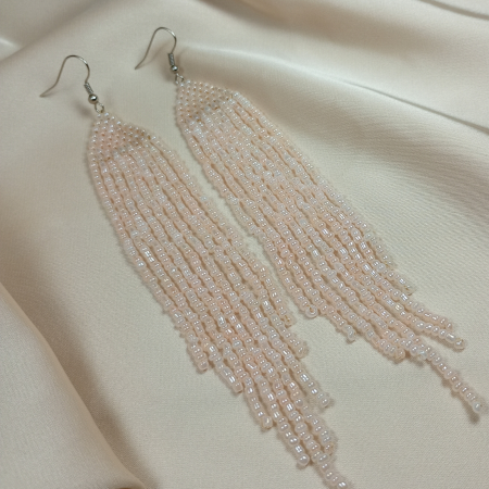 Cercei lungi margele - Cercei lungi handmade din mărgele de sticlă nude 14.7 cm
