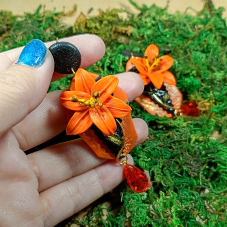 Cercei lungi tip șurub cu flori de crin portocaliu [1]