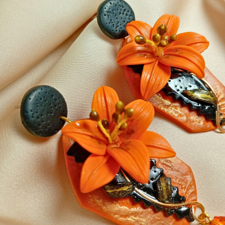 Cercei surub - Cercei lungi tip șurub cu flori de crin portocaliu