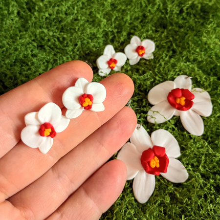Cercei orhidee albe cu roșu handmade, tip șurub, din argilă polimerică – eleganți și delicati [4]