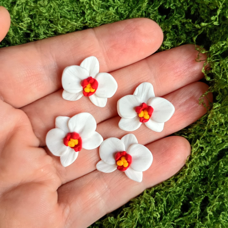 Cercei mici - Cercei orhidee albe cu roșu handmade, tip șurub, din argilă polimerică – eleganți și delicati