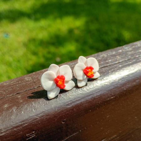 Cercei orhidee albe cu roșu handmade, tip șurub, din argilă polimerică – eleganți și delicati [7]