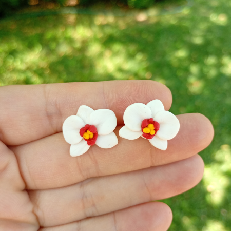 Cercei orhidee albe cu roșu handmade, tip șurub, din argilă polimerică – eleganți și delicati [2]