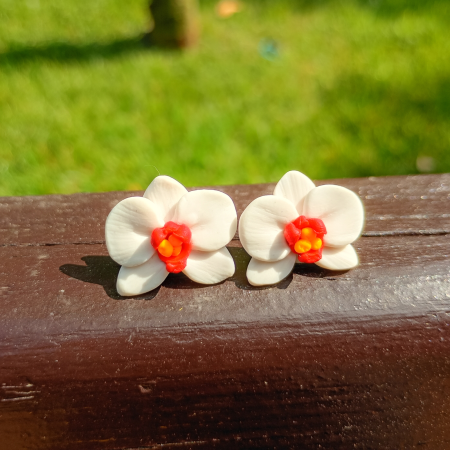 Cercei orhidee albe cu roșu handmade, tip șurub, din argilă polimerică – eleganți și delicati [6]