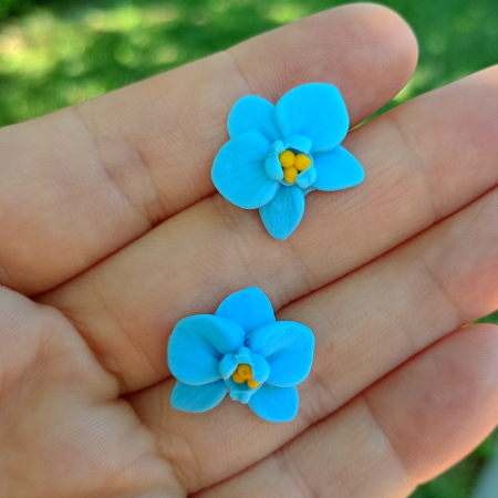 Orhidee - Cercei orhidee baby blue handmade, tip șurub, din argilă polimerică – delicați și eleganți