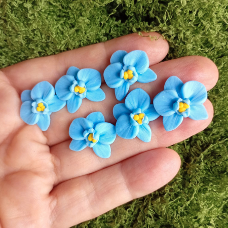 Cercei mici - Cercei orhidee baby blue handmade, tip șurub, din argilă polimerică – delicați și eleganți