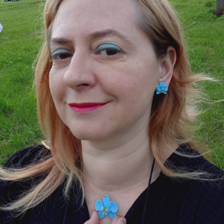 Cercei orhidee baby blue handmade, tip șurub, din argilă polimerică – delicați și eleganți [2]