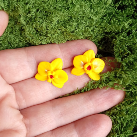 Cercei mici - Cercei orhidee galbene handmade, tip șurub, din argilă polimerică – ușori și veseli