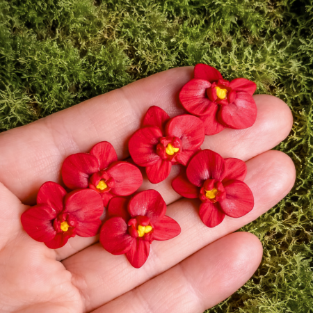 Cercei mici - Cercei orhidee roșii handmade din argilă polimerică – ușori și eleganți