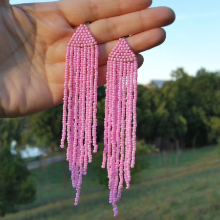 Cercei Roz Delicat – strălucire feminină în mișcare [1]