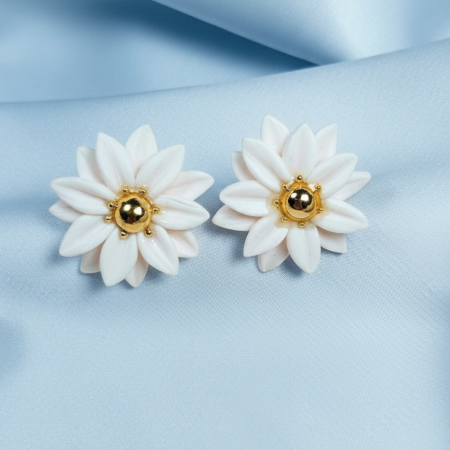 Cercei surub - Cercei șurub – flori albe cu centru auriu – argilă polimerică handmade