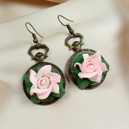 Cercei cu tortiță - Cercei vintage cu trandafiri roz din argilă polimerică pe bază bronz antichizat