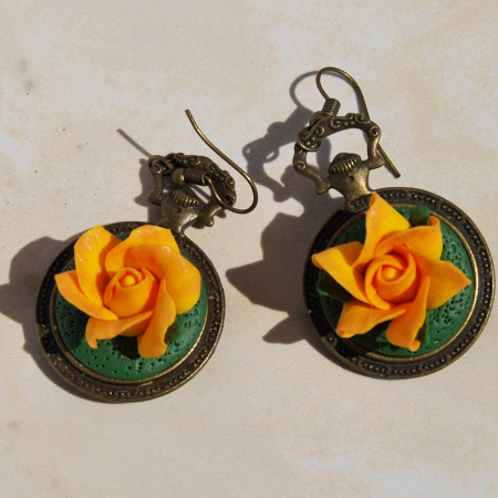 Cercei vintage cu trandafiri portocalii din argilă polimerică pe bază bronz antichizat [1]