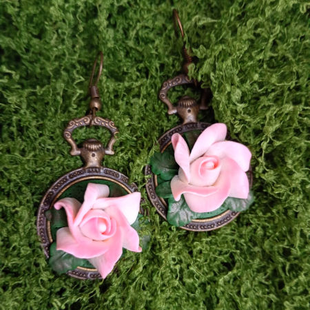 Colecția Florală - Cercei vintage cu trandafiri roz din argilă polimerică pe bază bronz antichizat