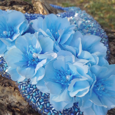 Colier statement Blue Garden cu flori albastre și mărgele cusute manual – UNICAT [10]