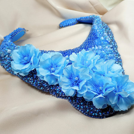 Colier statement Blue Garden cu flori albastre și mărgele cusute manual – UNICAT [1]