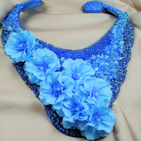 Coliere - Colier statement Blue Garden cu flori albastre și mărgele cusute manual – UNICAT