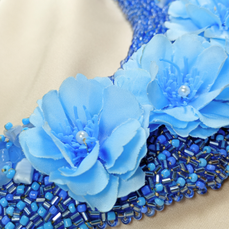 Colier statement Blue Garden cu flori albastre și mărgele cusute manual – UNICAT [4]
