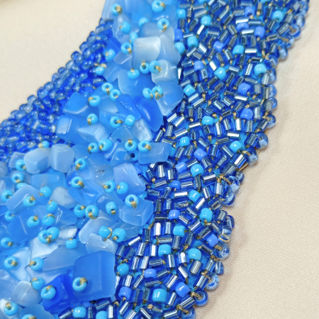 Colier statement Blue Garden cu flori albastre și mărgele cusute manual – UNICAT [3]