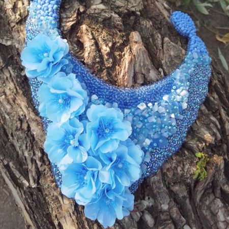 Colier statement Blue Garden cu flori albastre și mărgele cusute manual – UNICAT [14]