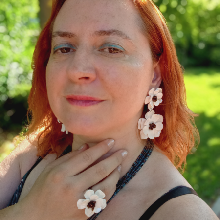 Inel cu floare albă irizată din argilă polimerică [6]