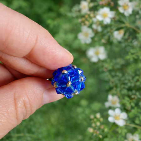 Inele - Inel reglabil cu sferă din cristale albastre – biconice din sticlă și mărgele cusute