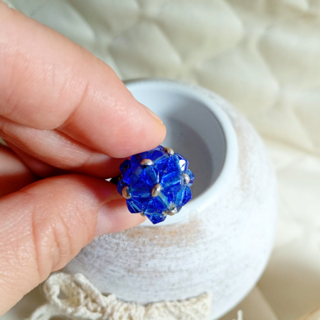 Inel reglabil cu sferă din cristale albastre – biconice din sticlă și mărgele cusute [5]