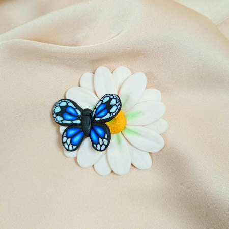 Mărțișor brosa cu mergaretă albă și fluture albastru [1]