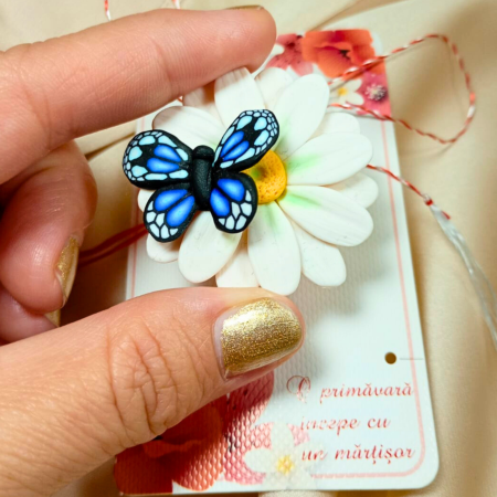 Martisoare - Mărțișor brosa cu mergaretă albă și fluture albastru
