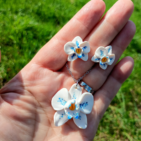 Pandantiv Orhidee Albă – Eleganță Florală Modelată Manual [3]
