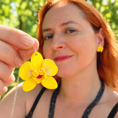 Orhidee - Pandantiv Orhidee Galbenă Handmade cu Lănțișor din Inox – Floare Modelată Manual din Argilă Polimerică