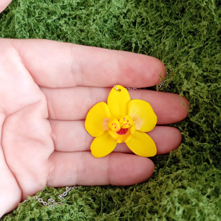 Pandantiv Orhidee Galbenă Handmade cu Lănțișor din Inox – Floare Modelată Manual din Argilă Polimerică [3]