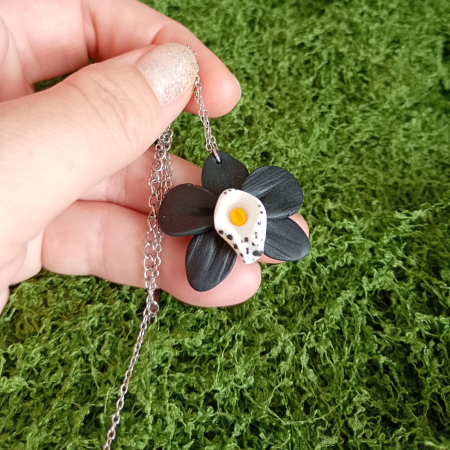 Pandantiv Orhidee Neagră Handmade cu Lănțișor din Inox – Floare Elegantă Modelată Manual [2]