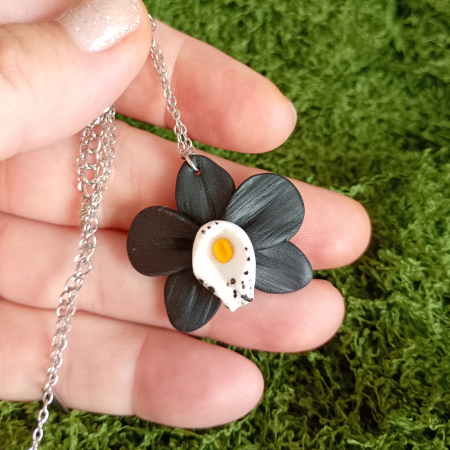 Orhidee - Pandantiv Orhidee Neagră Handmade cu Lănțișor din Inox – Floare Elegantă Modelată Manual